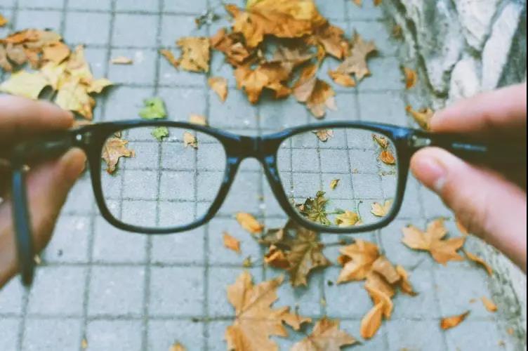 眼前總有黑影飄，這3類(lèi)人要特別注意護(hù)眼了！