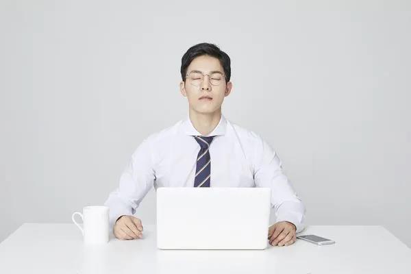 秋季眼睛干澀難受，這個(gè)護(hù)眼習(xí)慣讓眼睛水潤(rùn)起來